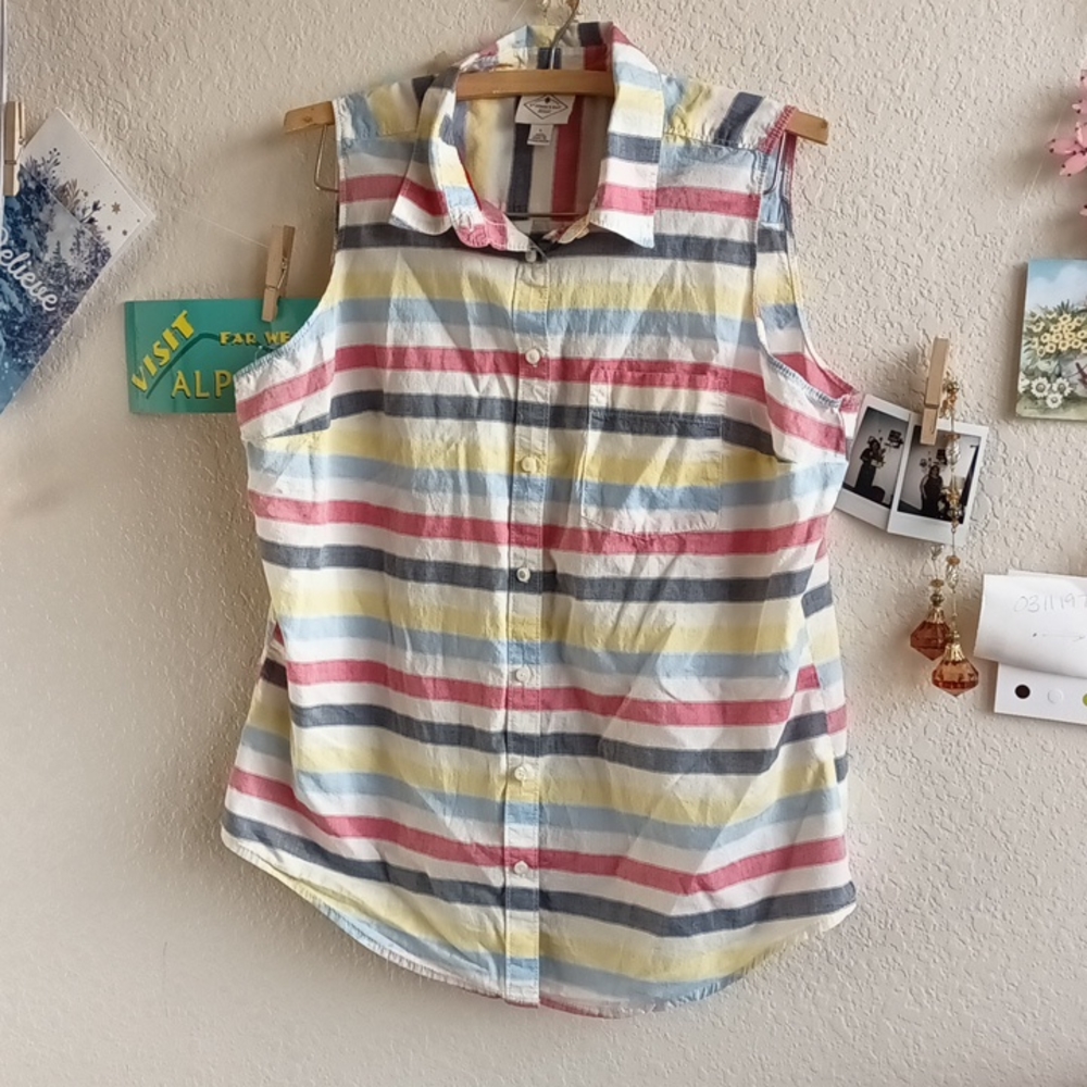 Sleeveless colored button-up top
